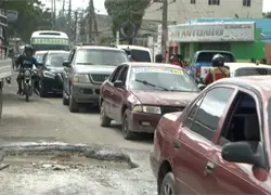 Siembran plátanos en medio de la vía como protesta de su mal estado en San Felipe