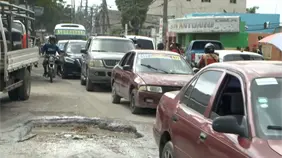 Siembran plátanos en medio de la vía como protesta de su mal estado en San Felipe