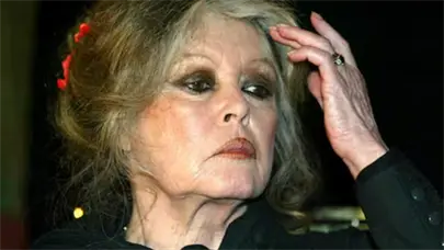 Brigitte Bardot Sale del Hospital en Saint-Tropez