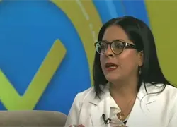 Mujeres con antecedentes familiares de cáncer deben chequearse las mamas desde los 25 años, advierte oncóloga