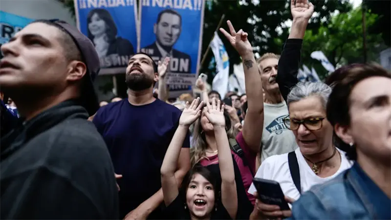 Miles de seguidores celebran en casa de Cristina Fernández el 80 aniversario del peronismo