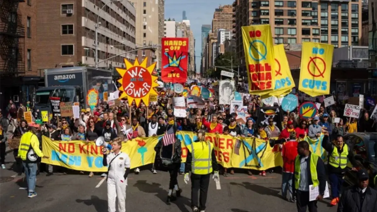 Miles de personas en todo EE.UU. protestan contra Trump: No queremos Reyes