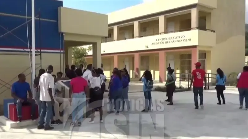 Comunidad de Montecristi exige finalización de Centro Educativo y mejoras en infraestructura
