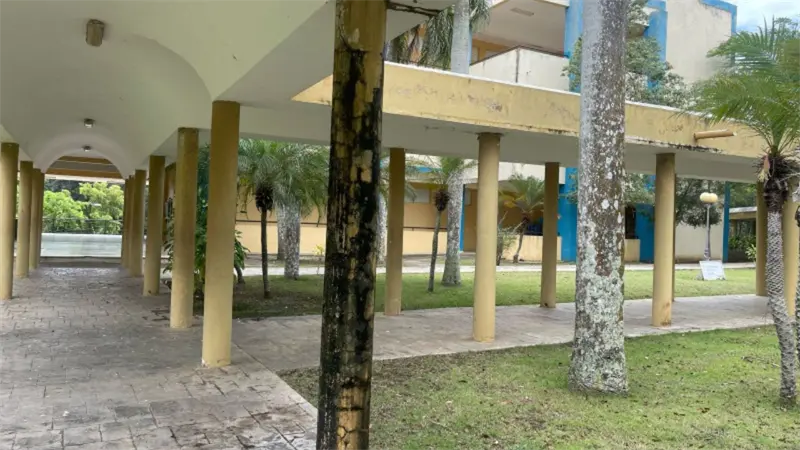 Estudiantes de la UASD Santiago exigen intervención urgente del edificio de Ciencias de la Salud por deterioro