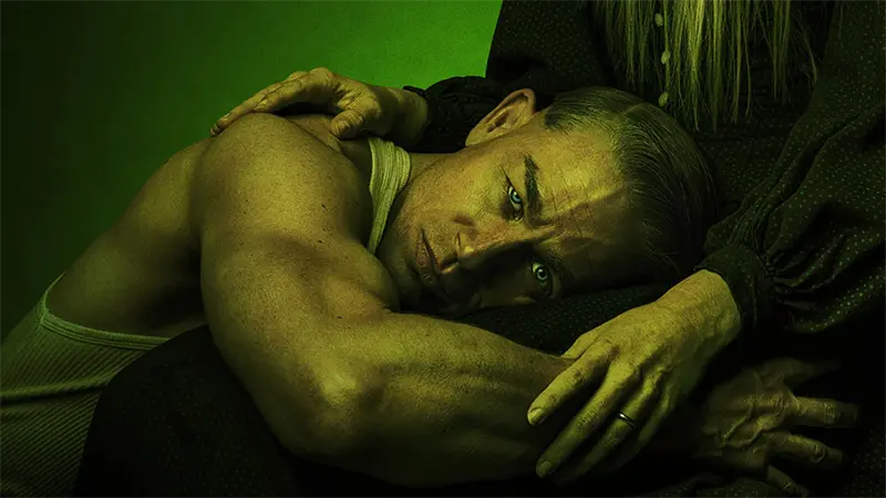 Charlie Hunnam perdió 14 kilos y se aisló emocionalmente para interpretar al asesino Ed Gein en "Monstruo"