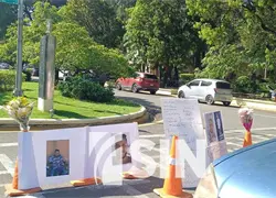 Compañeros de vigilante muerto en la UASD preparan altar en su honor