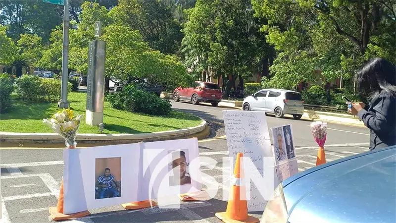 Compañeros de vigilante muerto en la UASD preparan altar en su honor