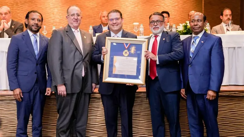 Comerciantes reconocen a Yayo Sanz Lovatón, como el "Servidor Público 2025"