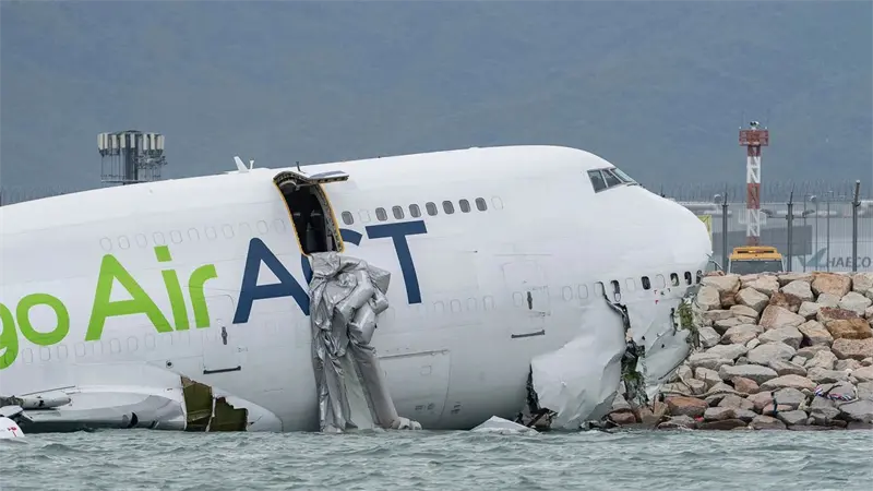 Dos trabajadores mueren tras accidente de un avión de carga en el aeropuerto de Hong Kong