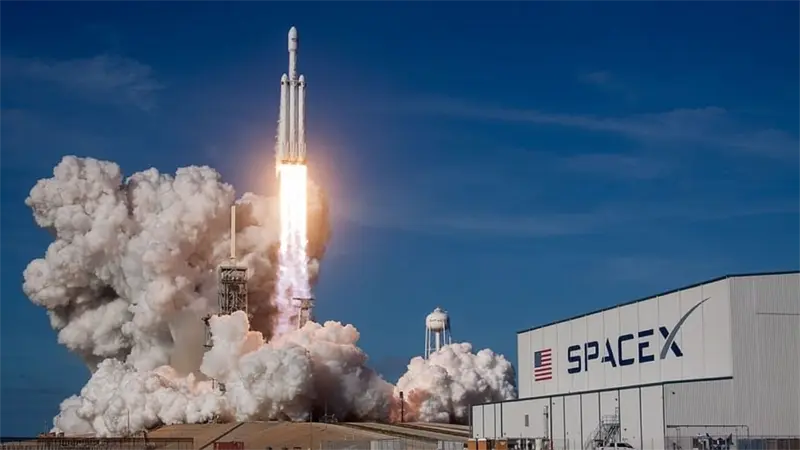 La NASA dice que SpaceX se retrasa frente a China y abre el contrato a otras empresas