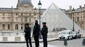 Francia se interroga sobre la seguridad del Louvre tras el robo de joyas históricas
