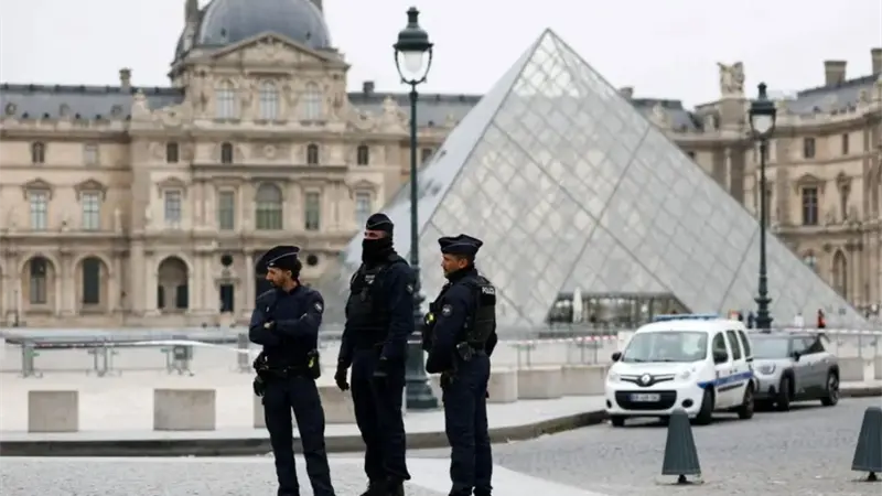 Francia se interroga sobre la seguridad del Louvre tras el robo de joyas históricas