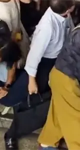 Mujeres atrapan a un acosador que tomaba fotos de jóvenes en el metro de Japón