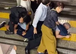 Mujeres atrapan a un acosador que tomaba fotos de jóvenes en el metro de Japón