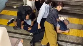 Mujeres atrapan a un acosador que tomaba fotos de jóvenes en el metro de Japón