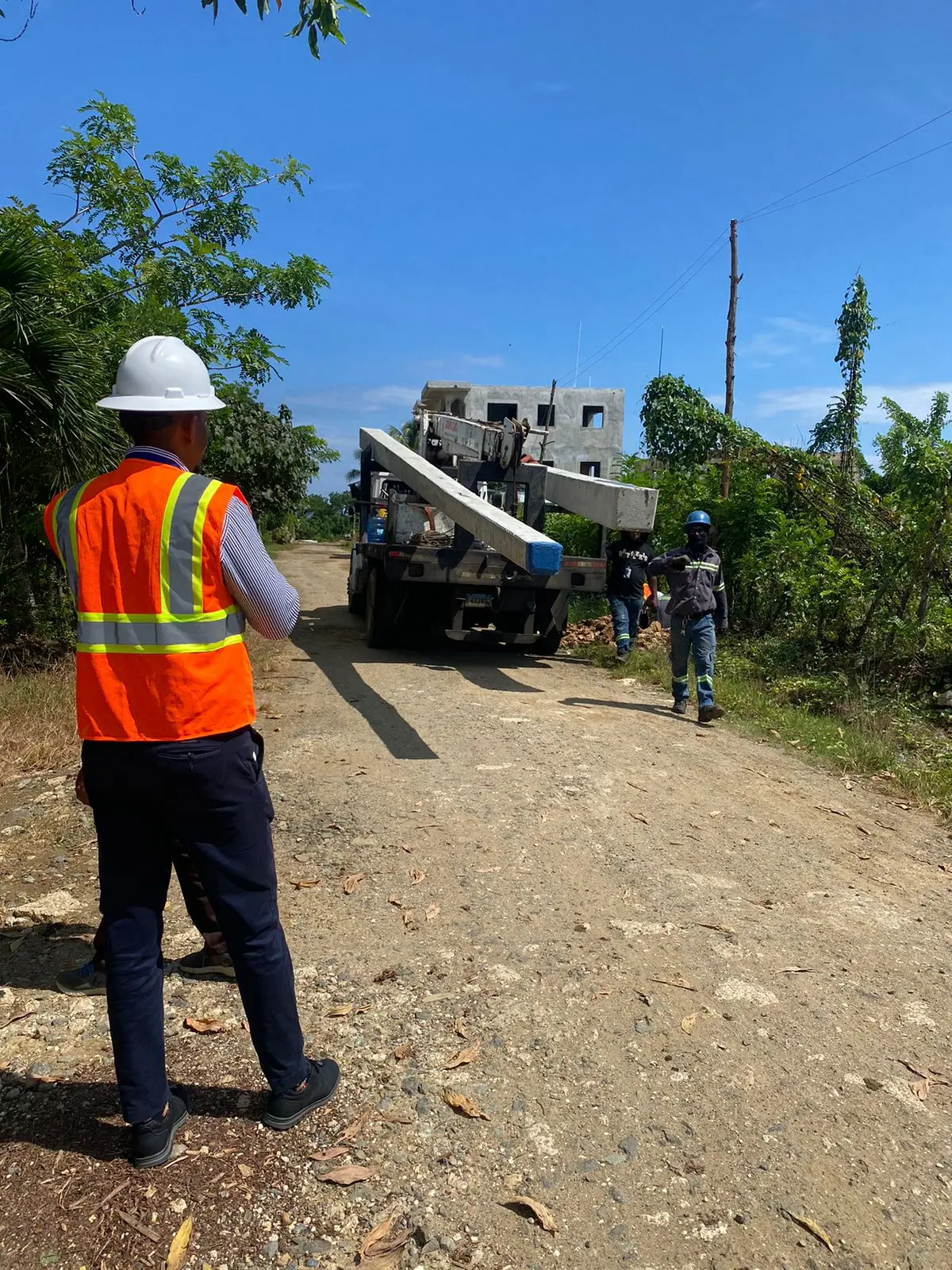 Edeeste inicia proyecto de electrificación en Brisas del Mar, Sabana de la Mar