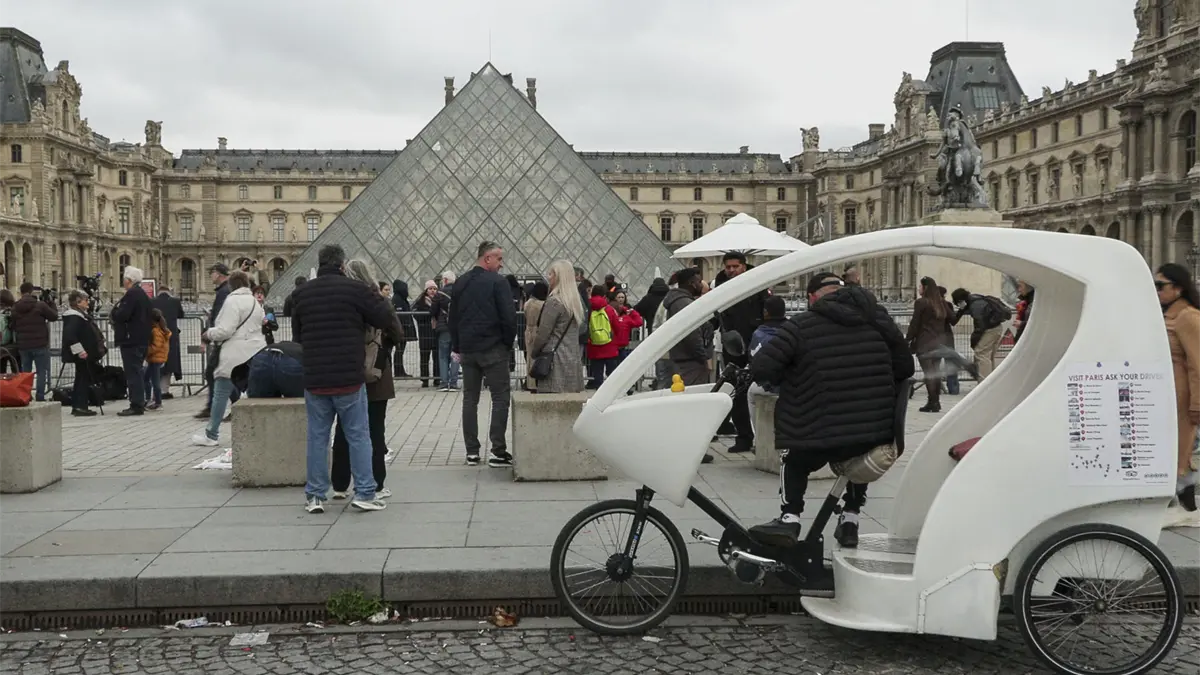 La presidenta del Louvre admite que se tardó en detectar la llegada de los ladrones