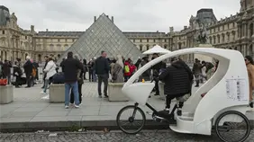 La presidenta del Louvre admite que se tardó en detectar la llegada de los ladrones