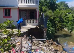 Defensa Civil alerta sobre viviendas a punto de deslizarse en Santiago