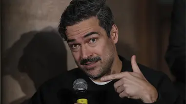 Alfonso Herrera: Abrirse emocionalmente en cámara es más complicado que quitarse la ropa