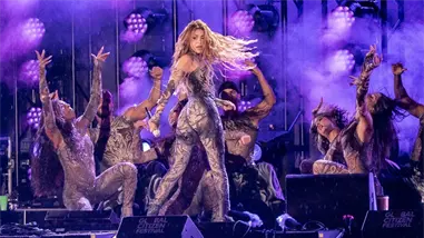 Shakira versionará varios temas para los aniversarios de dos de sus discos más conocidos