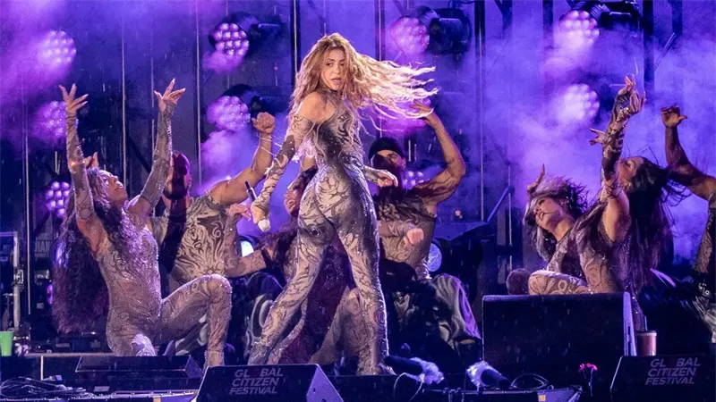 Shakira versionará varios temas para los aniversarios de dos de sus discos más conocidos