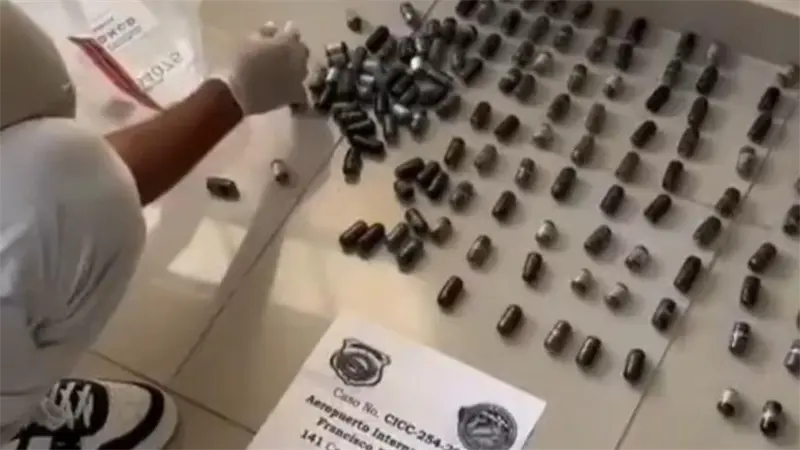 Detienen en el AILA a francés con 141 bolsitas de cocaína en el estómago