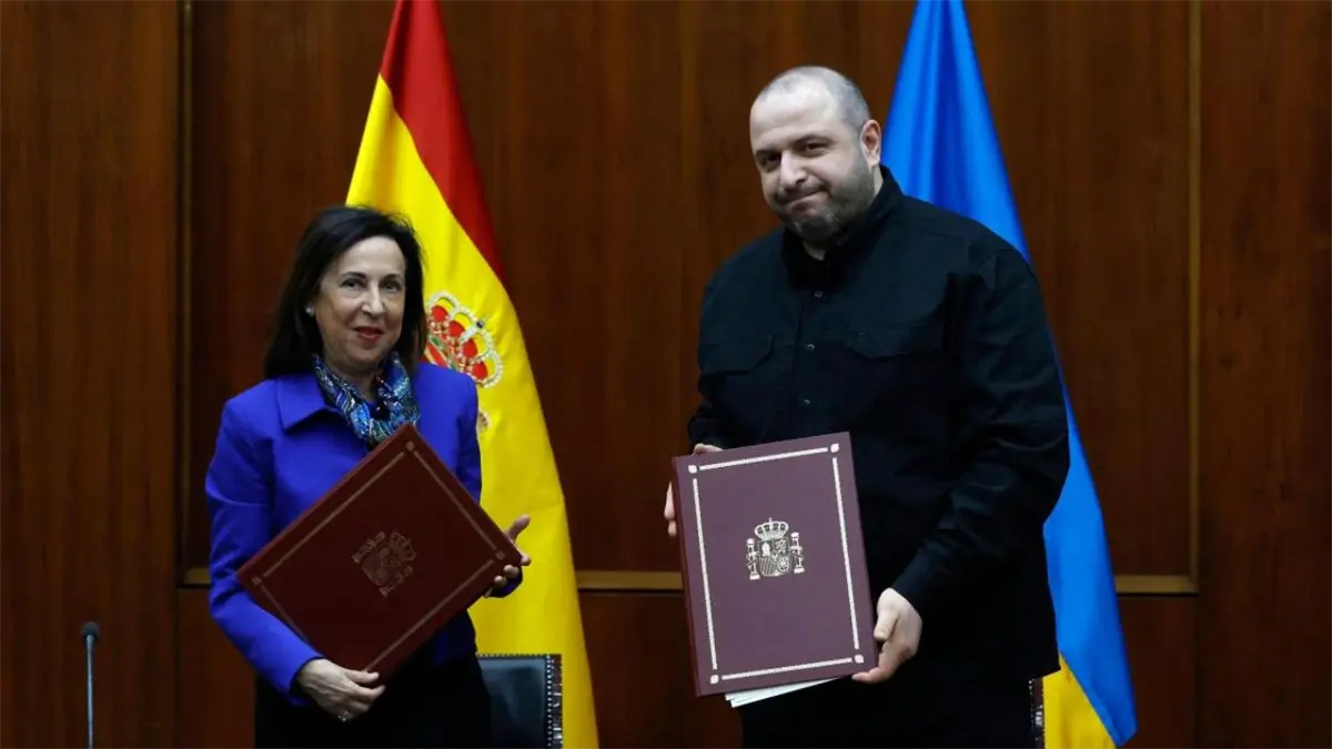 La ministra de Defensa, Margarita Robles; y su homólogo ucraniano, Denís Shmigal.