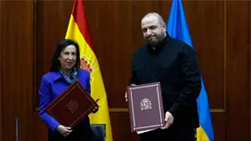 Kiev aborda con Robles la posible contribución de España a la compra de armas en EE. UU.