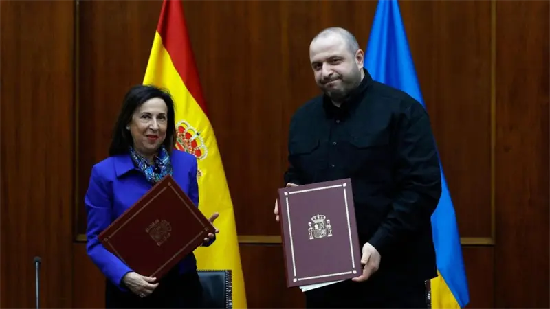 Kiev aborda con Robles la posible contribución de España a la compra de armas en EE. UU.