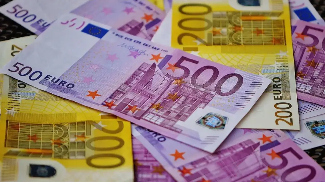 El euro cae a 1,16 dólares ante expectativas de acuerdo comercial entre EEUU y China