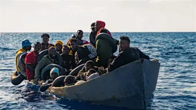 Más de 800 migrantes interceptados en barcas en el mar y devueltos a Libia en una semana