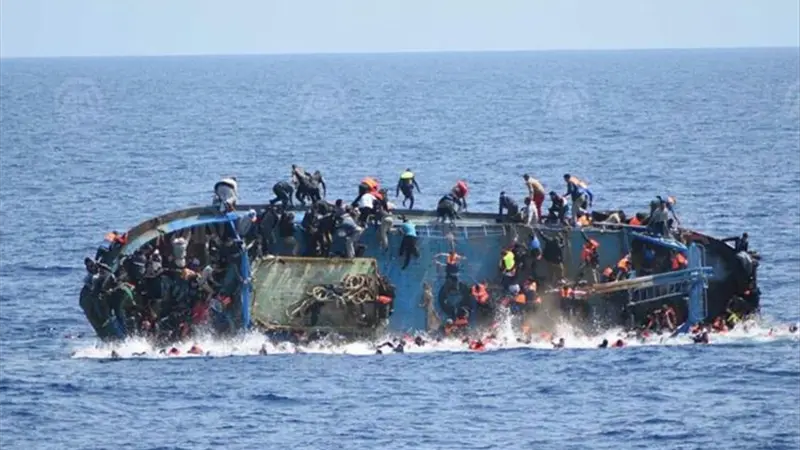 Más de 800 migrantes interceptados en barcas en el mar y devueltos a Libia en una semana