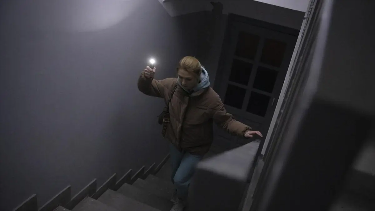 Iluminar la casa con una linterna