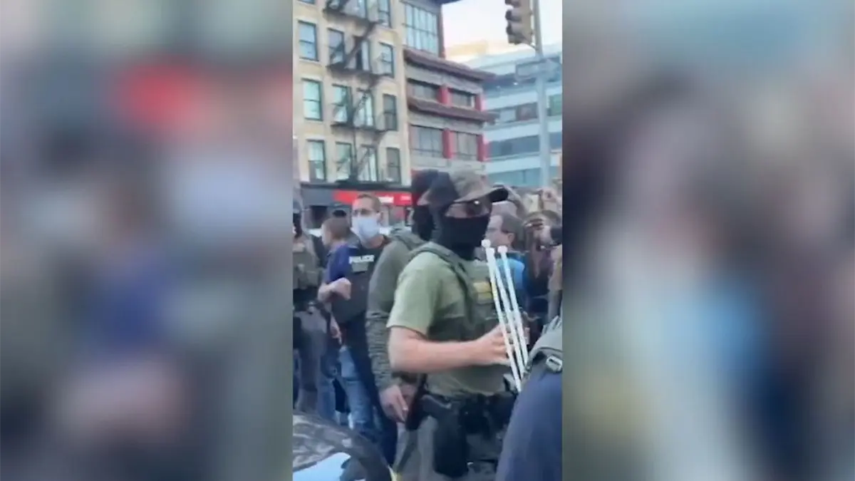 Agentes de ICE asaltan el emblemático mercado de Manhattan, provocando caos en Canal Street y turistas mirando con horror