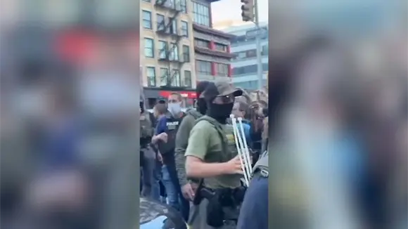 Agentes de ICE asaltan el emblemático mercado de Manhattan, provocando caos en Canal Street y turistas mirando con horror