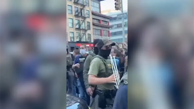 Agentes de ICE asaltan el emblemático mercado de Manhattan, provocando caos en Canal Street y turistas mirando con horror