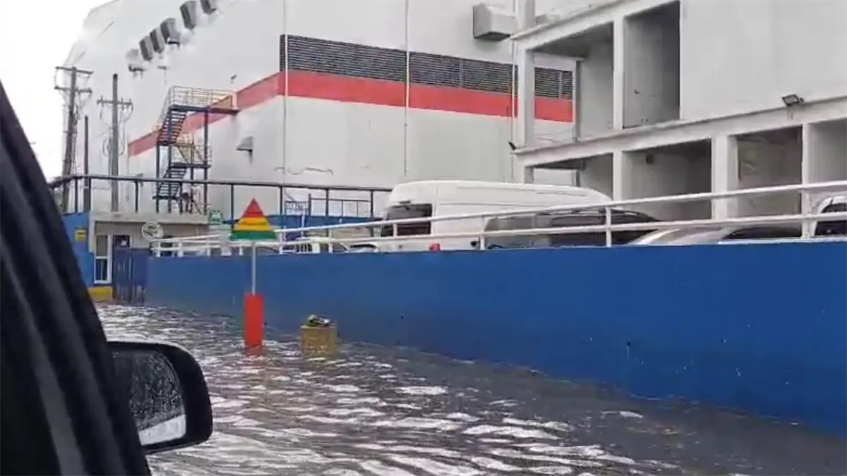 Cierran la avenida Dr. Defilló tras fuertes aguaceros en el Distrito Nacional