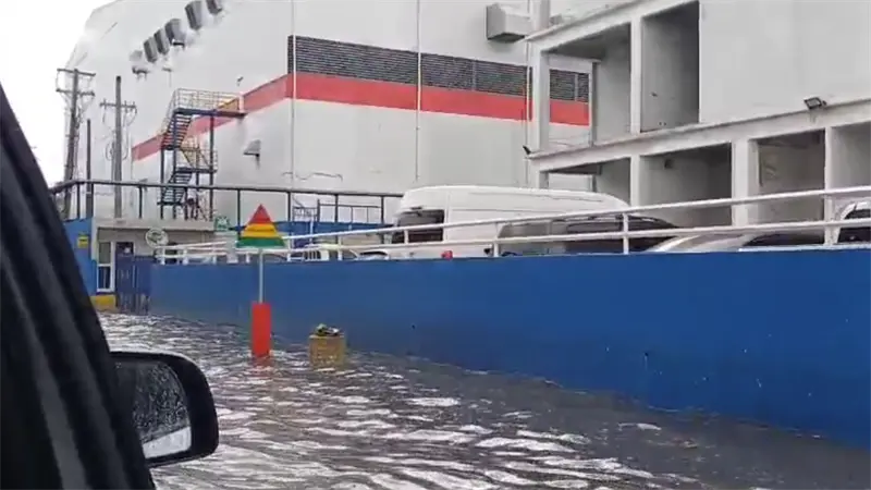 Cierran la avenida Dr. Defilló tras fuertes aguaceros en el Distrito Nacional