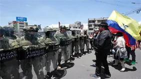 Policías y militares empiezan a habilitar vías tras el fin del paro indígena en Ecuador