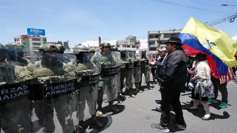 Policías y militares empiezan a habilitar vías tras el fin del paro indígena en Ecuador