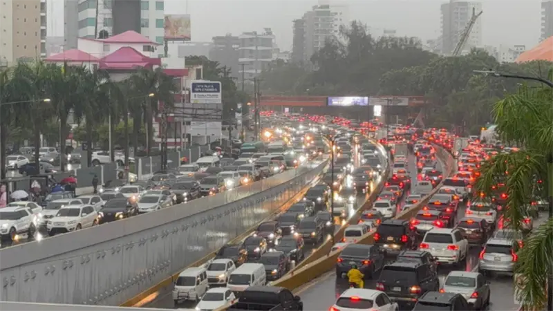 Lluvias de la Tormenta Melissa Provocan Congestión Vehicular en Avenidas Principales