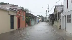 Fuertes lluvias inundan calles de Barahona por tormenta Melissa