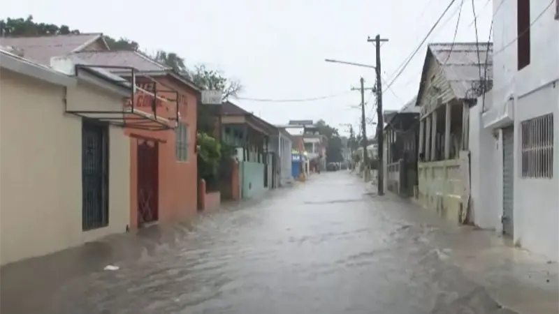 Fuertes lluvias inundan calles de Barahona por tormenta Melissa