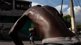 Haitiano resulta herido al caer de segunda planta durante operativo migratorio en Jimaní