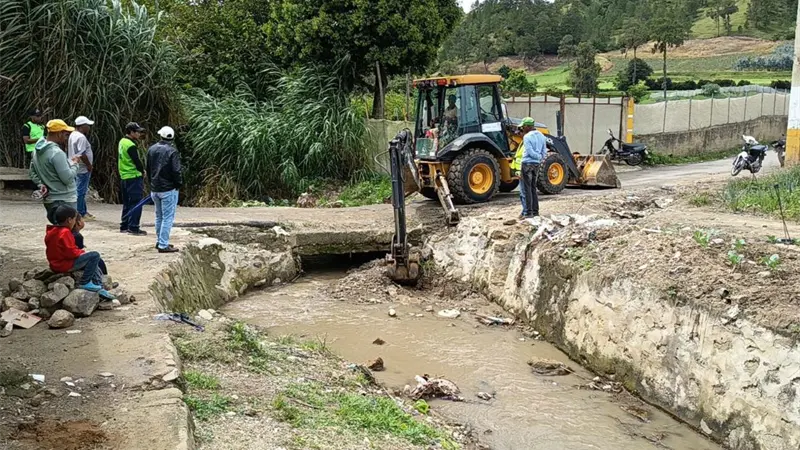 Alcaldías de Tireo y Constanza intervienen zonas críticas ante paso de Tormenta