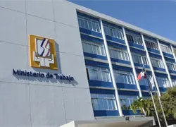 Ministerio de Trabajo advierte sanciones a negocios que operen en provincias en alerta roja por tormenta Melissa