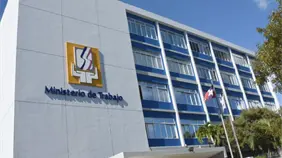 Ministerio de Trabajo advierte sanciones a negocios que operen en provincias en alerta roja por tormenta Melissa