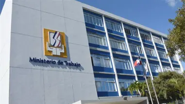 Ministerio de Trabajo advierte sanciones a negocios que operen en provincias en alerta roja por tormenta Melissa
