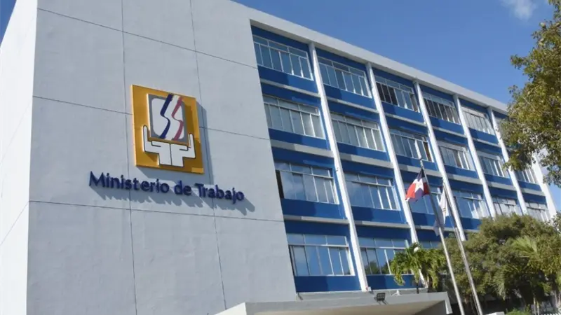 Ministerio de Trabajo advierte sanciones a negocios que operen en provincias en alerta roja por tormenta Melissa